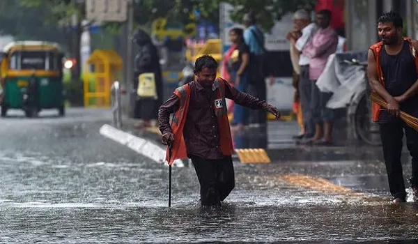 Mumbai Rains: मुंबई के कुछ हिस्सों में भारी बारिश का कहर जारी, परिवहन सेवाओं पर कोई असर नहीं
